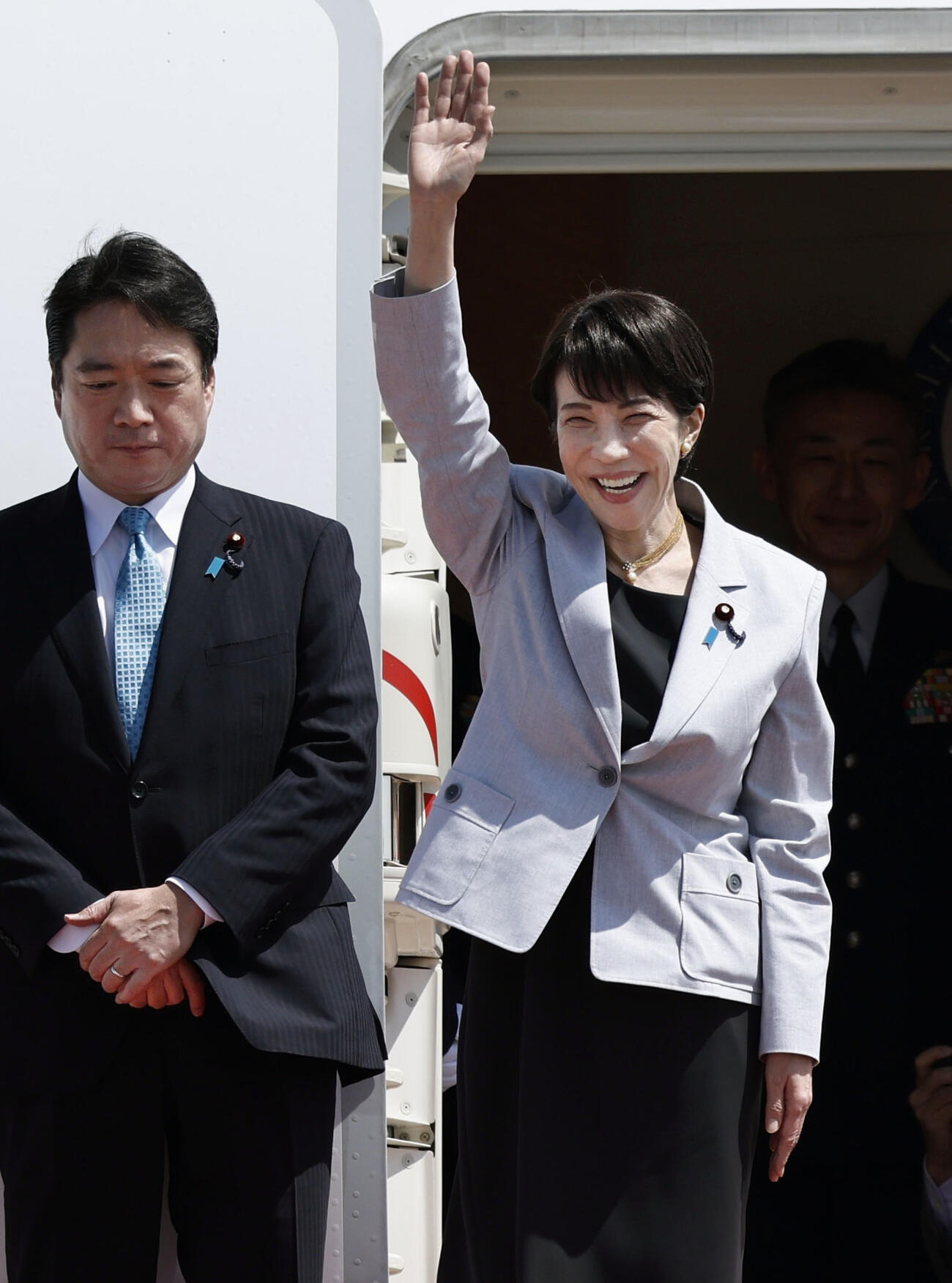 韓国訪問のため羽田空港を出発する高市首相（右）＝19日午前（共同）