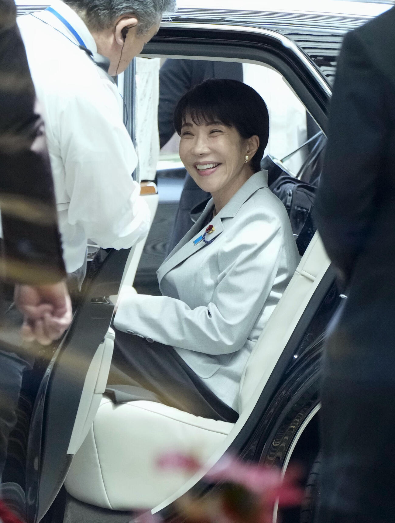 韓国訪問のため、首相官邸を出る高市首相＝19日午前（共同）