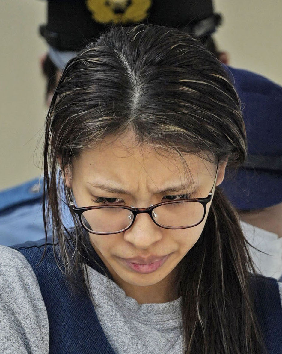 送検のため栃木県警宇都宮東署を出る竹前美結容疑者（共同）