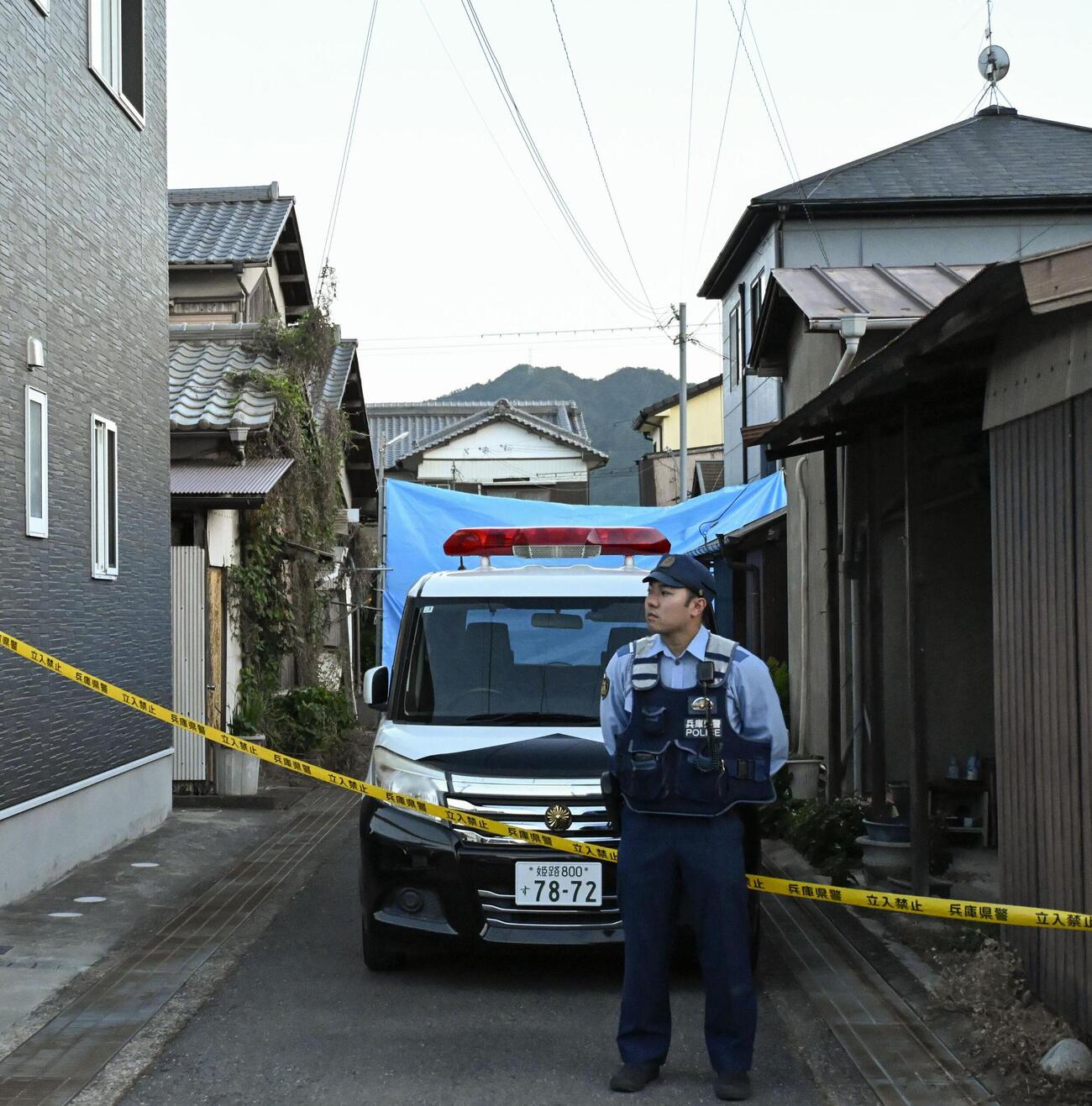 女性2人の遺体が見つかった住宅付近で警戒に当たる警察官（共同）