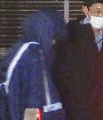 移送のため栃木県警下野署を出る竹前美結容疑者＝18日午後9時37分（共同）