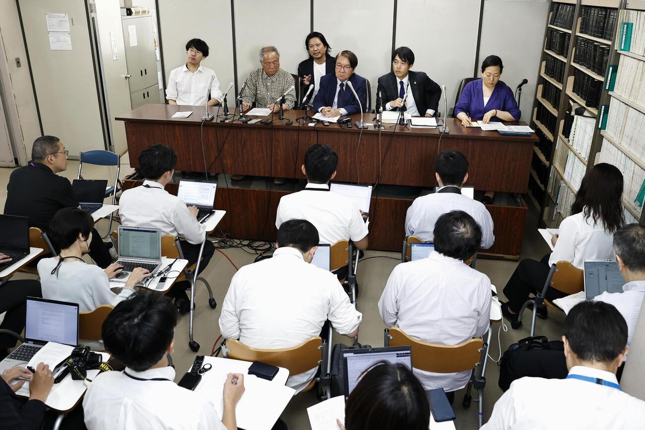 全国統一教会被害対策弁護団と被害者らが開いた記者会見（共同）