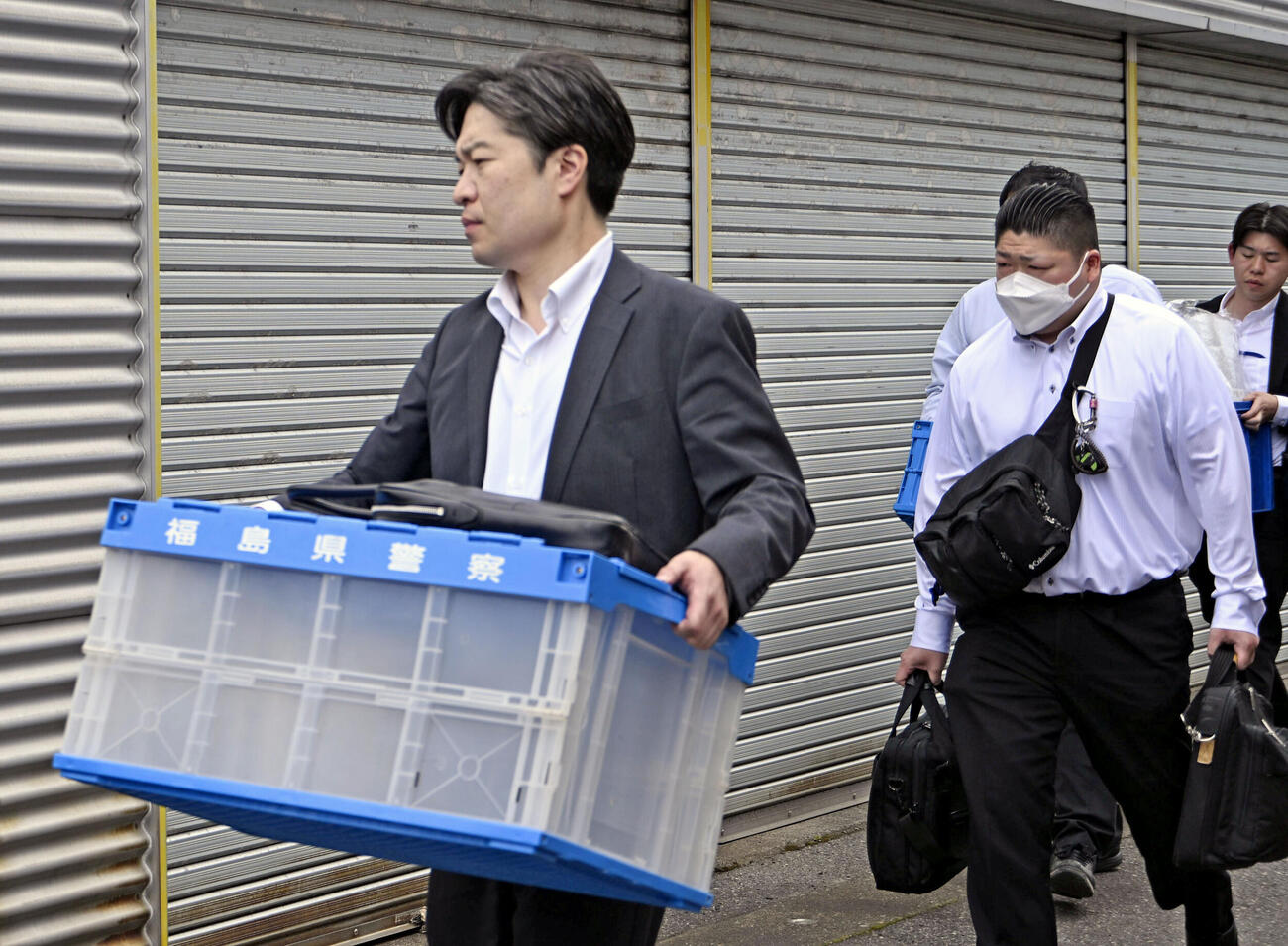 若山哲夫容疑者の自宅から押収物を運び出す捜査員（共同）