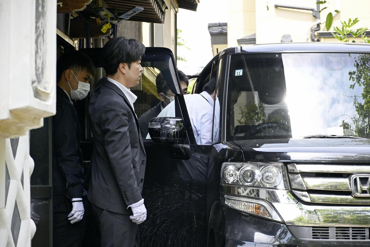 若山哲夫容疑者の所有とみられる車を調べる捜査員（共同）