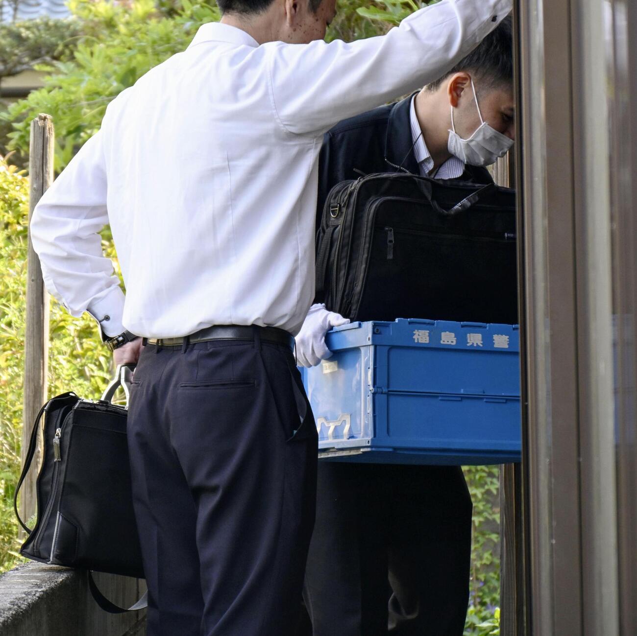 若山哲夫容疑者の自宅を家宅捜索する捜査員（共同）