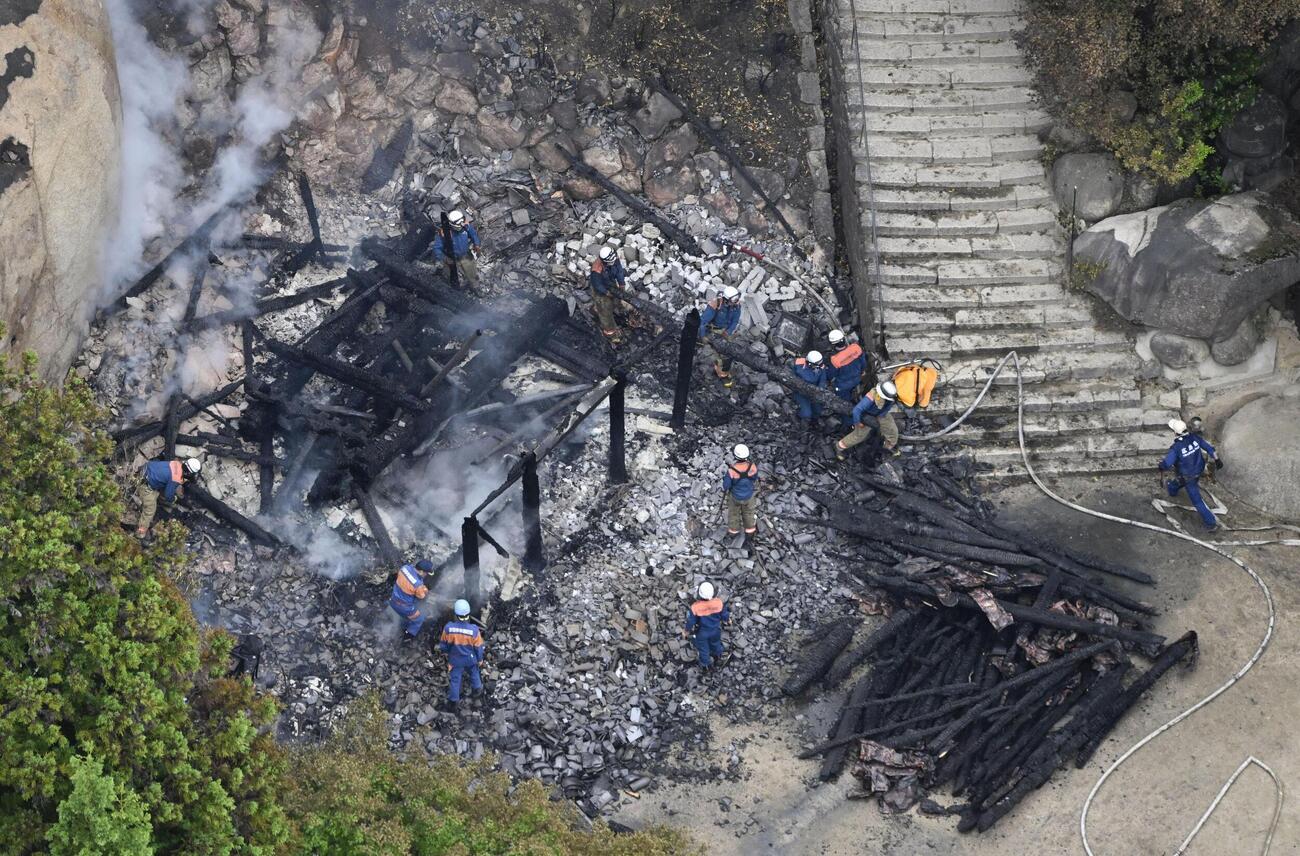 全焼した大聖院の霊火堂＝20日午後1時39分、広島県廿日市市（共同通信社ヘリから）