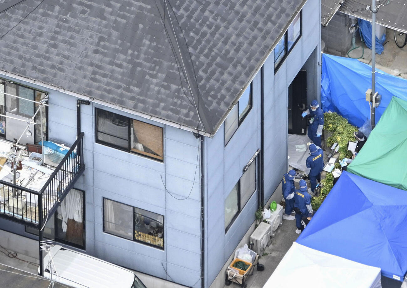 母娘2人の遺体が見つかった兵庫県たつの市の住宅を調べる捜査員（共同通信社ヘリから）