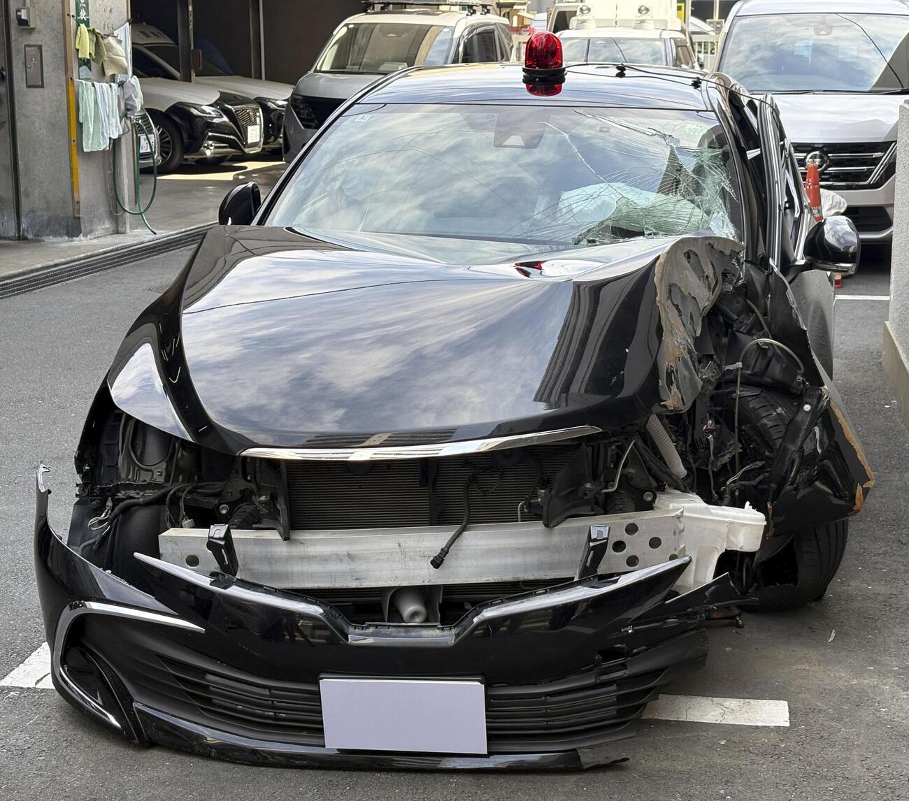 赤色灯を取り付けて覆面パトカーを装い事故を起こした車＝20日、警視庁練馬署