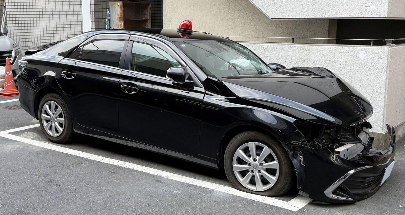 赤色灯を取り付けて覆面パトカーを装い事故を起こした車＝20日、警視庁練馬署