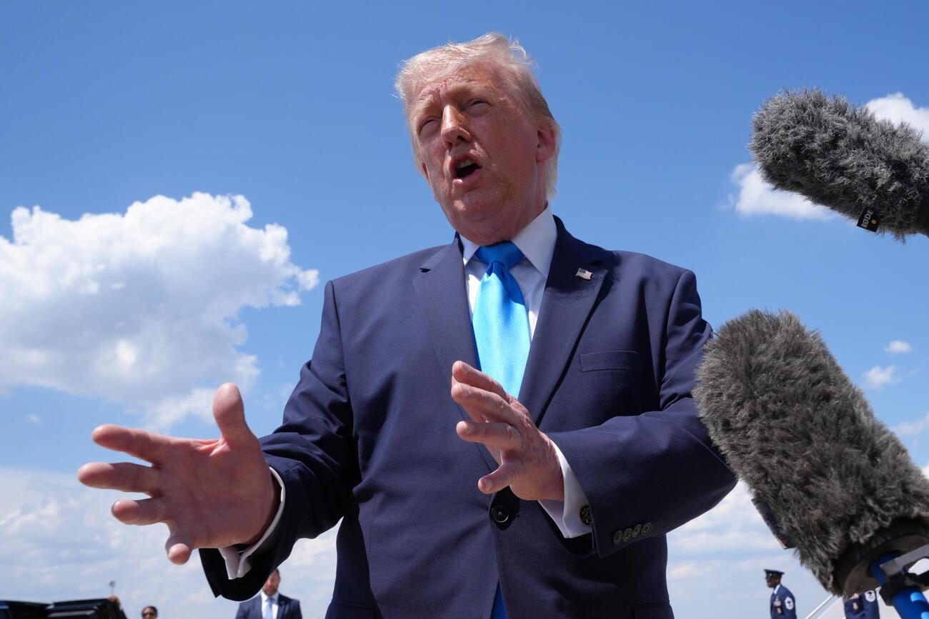 米東部メリーランド州のアンドルーズ空軍基地で報道陣に話すトランプ大統領＝20日（AP＝共同）