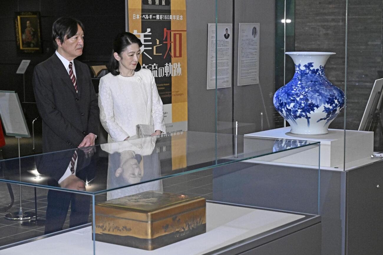 特別展「日本・ベルギー修好160周年記念－美と知の交流の軌跡」を鑑賞される秋篠宮ご夫妻＝21日午前、東京都渋谷区の国学院大博物館（代表撮影、共同）