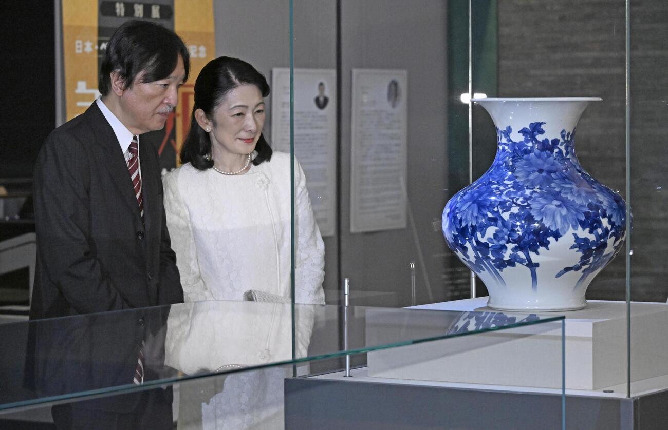 特別展「日本・ベルギー修好160周年記念－美と知の交流の軌跡」を鑑賞される秋篠宮ご夫妻＝21日午前、東京都渋谷区の国学院大博物館（代表撮影）