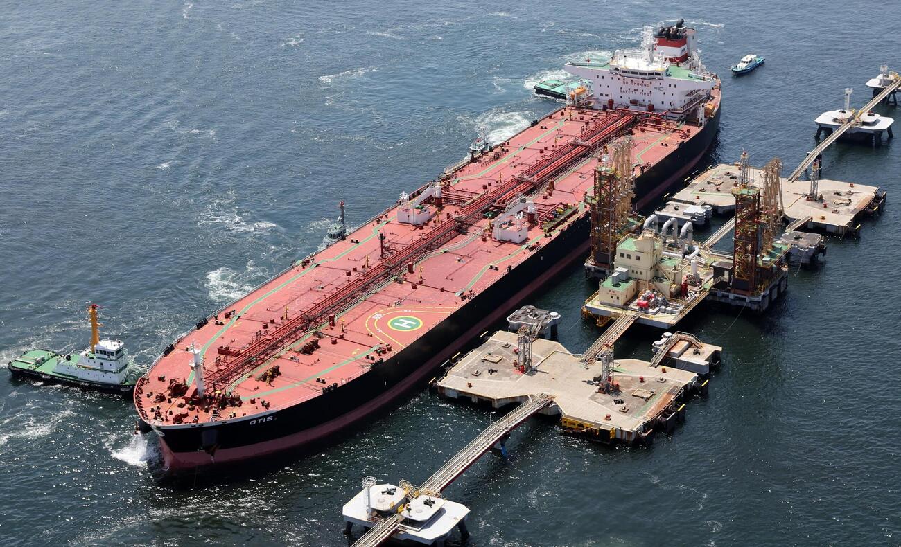 東京湾の受け入れ施設に到着した、米国産原油を積んだタンカー＝4月（共同）