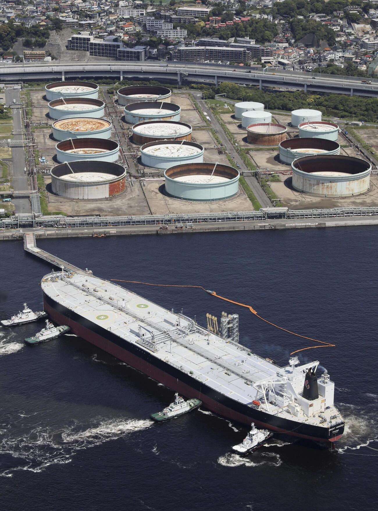 横浜市の製油所に到着したアゼルバイジャン産の原油を積んだタンカー＝12日（共同）