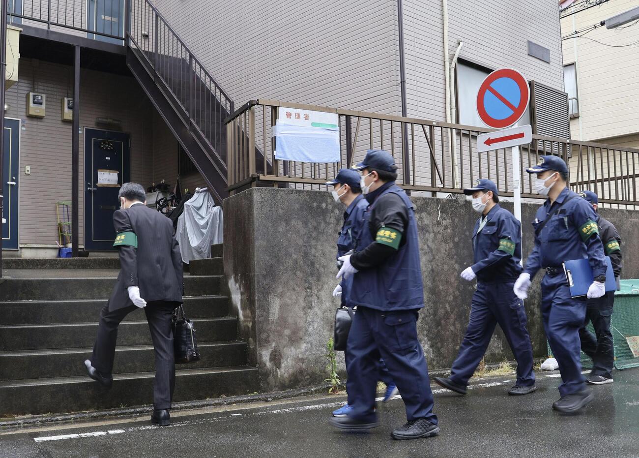 竹前海斗容疑者と妻美結容疑者の自宅へ家宅捜索に向かう捜査員＝21日午前9時54分、横浜市港北区（共同）