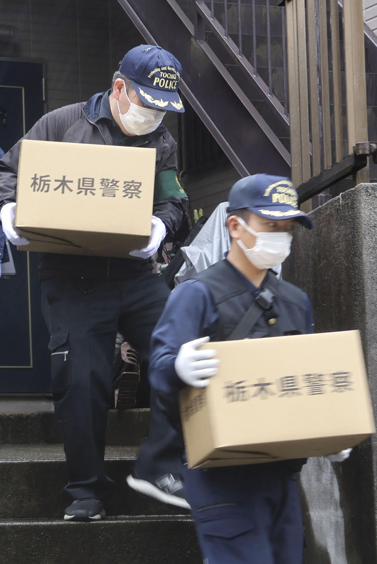 竹前海斗容疑者と妻美結容疑者の自宅を家宅捜索し、押収物を運び出す捜査員＝21日午後1時5分、横浜市港北区（共同）