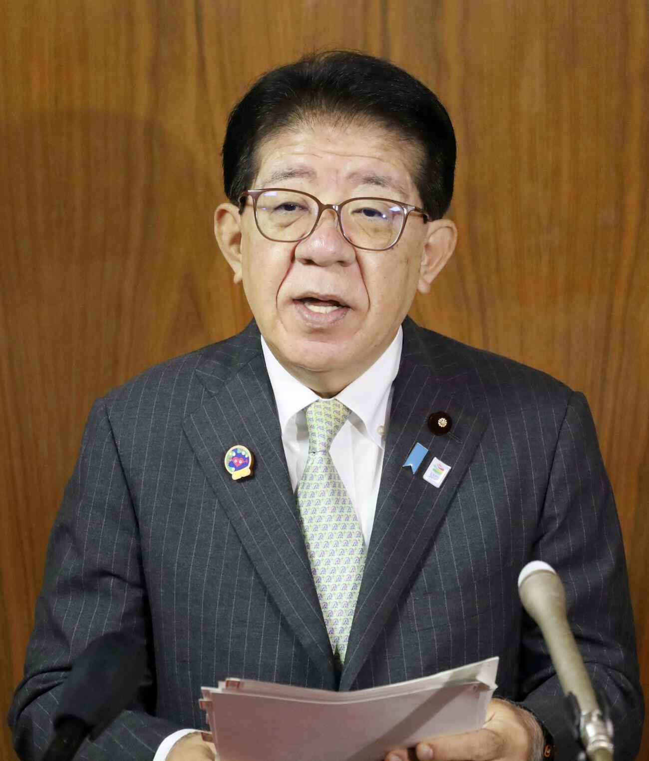 記者会見する金子国交相＝22日午前、国会（共同）