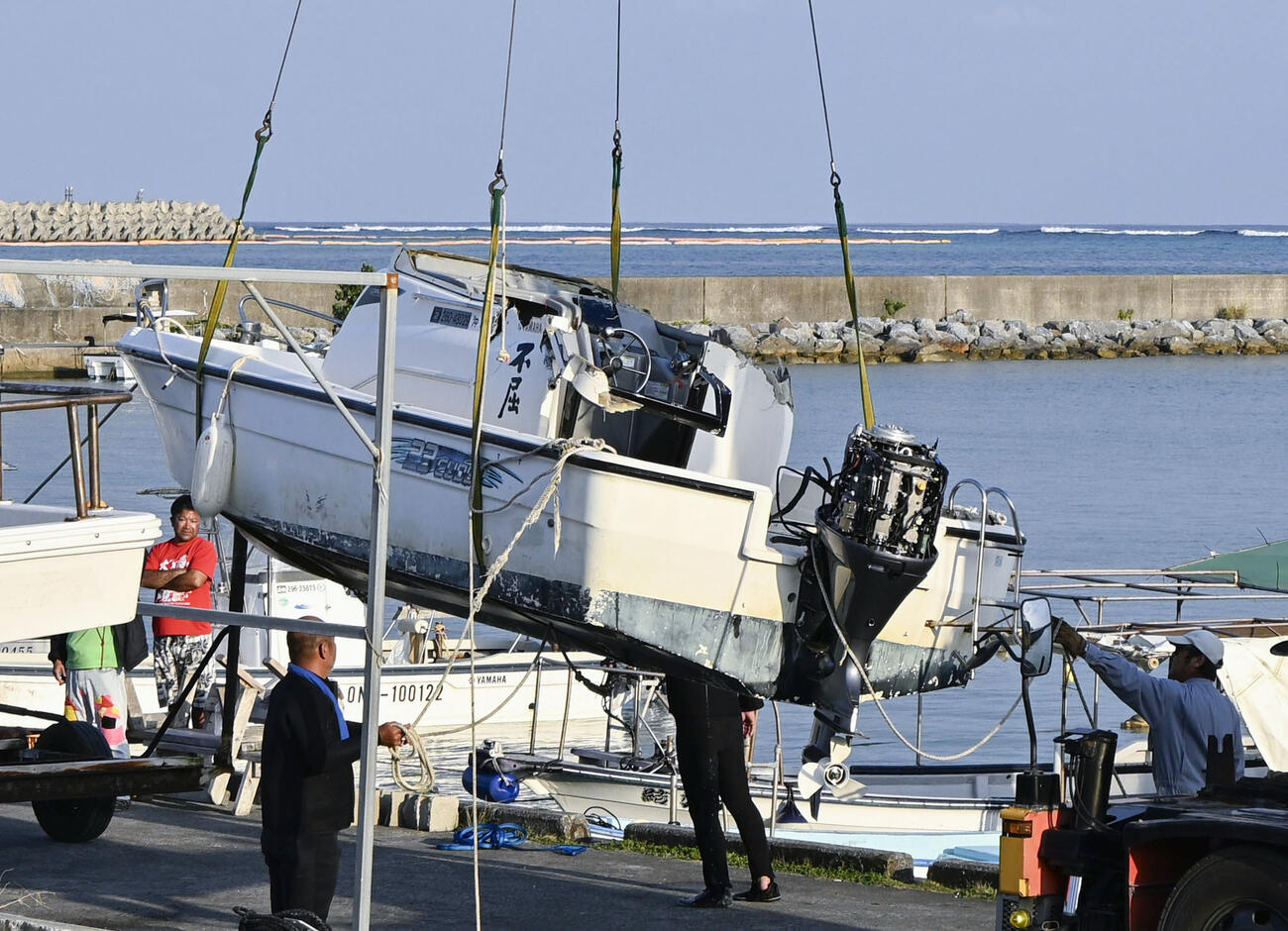 沖縄県名護市辺野古沖で転覆し、引き揚げられる船「不屈」＝3月、辺野古漁港（共同）