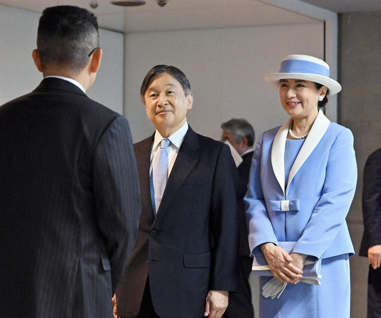 日本感染症学会の創立100周年記念式典の会場に到着された天皇、皇后両陛下＝22日午後、東京都千代田区（代表撮影・共同）