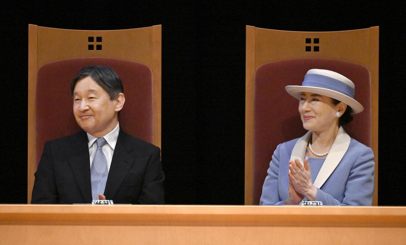 日本感染症学会の創立100周年記念式典に出席された天皇、皇后両陛下＝22日午後、東京都千代田区（共同）