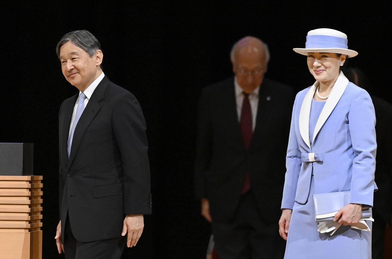 日本感染症学会の創立100周年記念式典を終え、退出される天皇、皇后両陛下＝22日午後、東京都千代田区（共同）