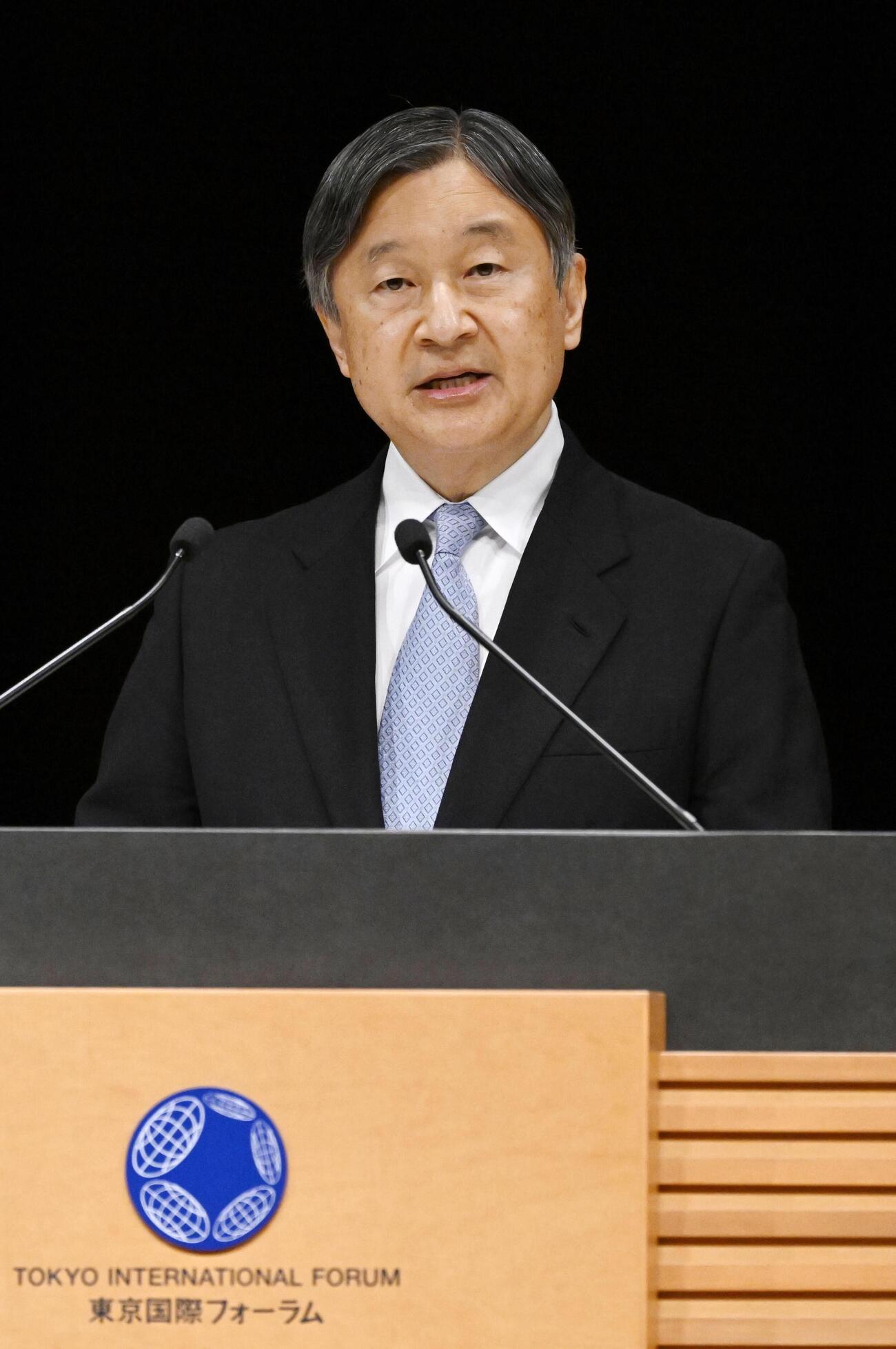 日本感染症学会の創立100周年記念式典であいさつされる天皇陛下＝22日午後、東京都千代田区（共同）