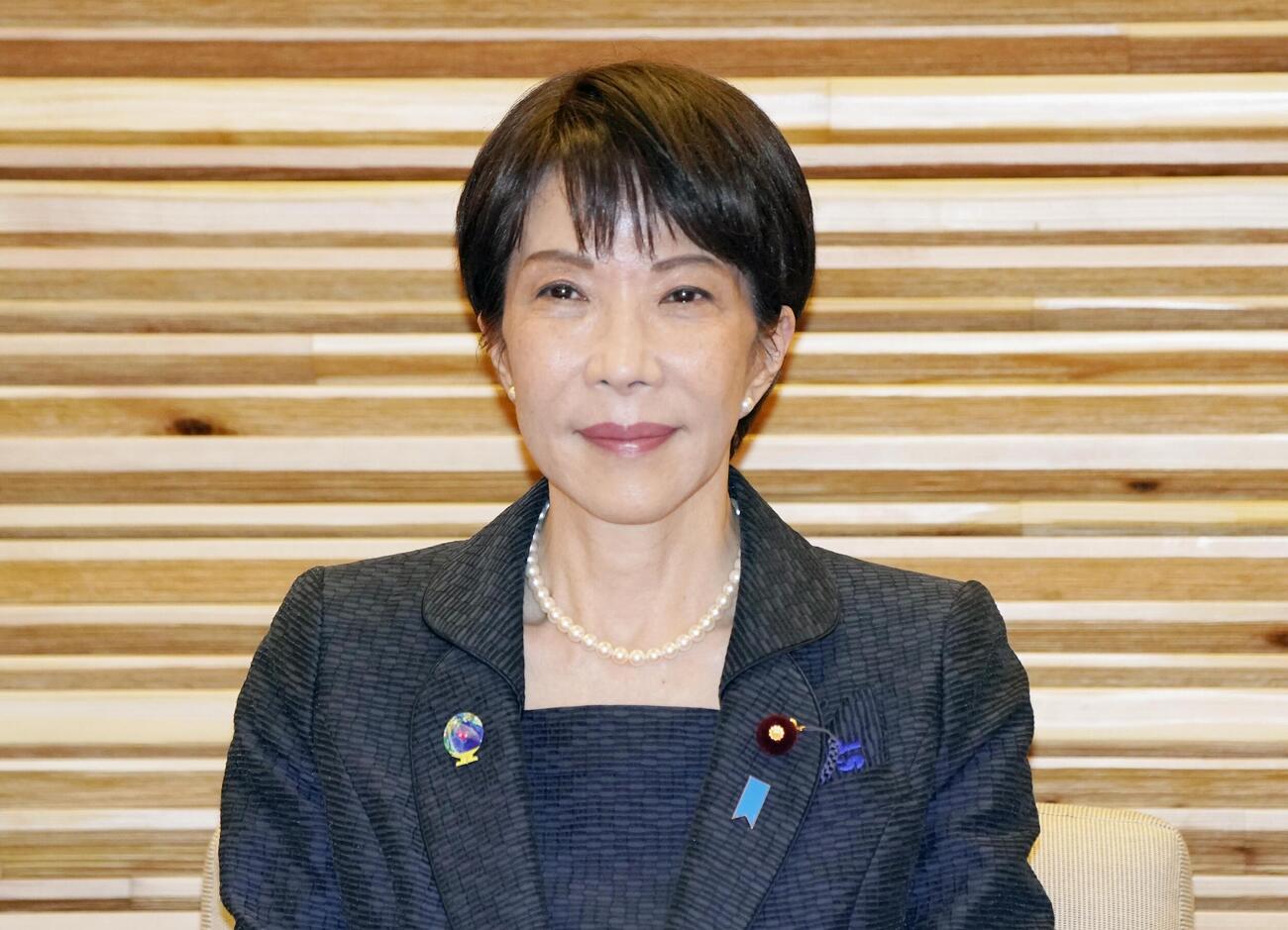 閣議に臨む高市首相＝22日午前、首相官邸（共同）