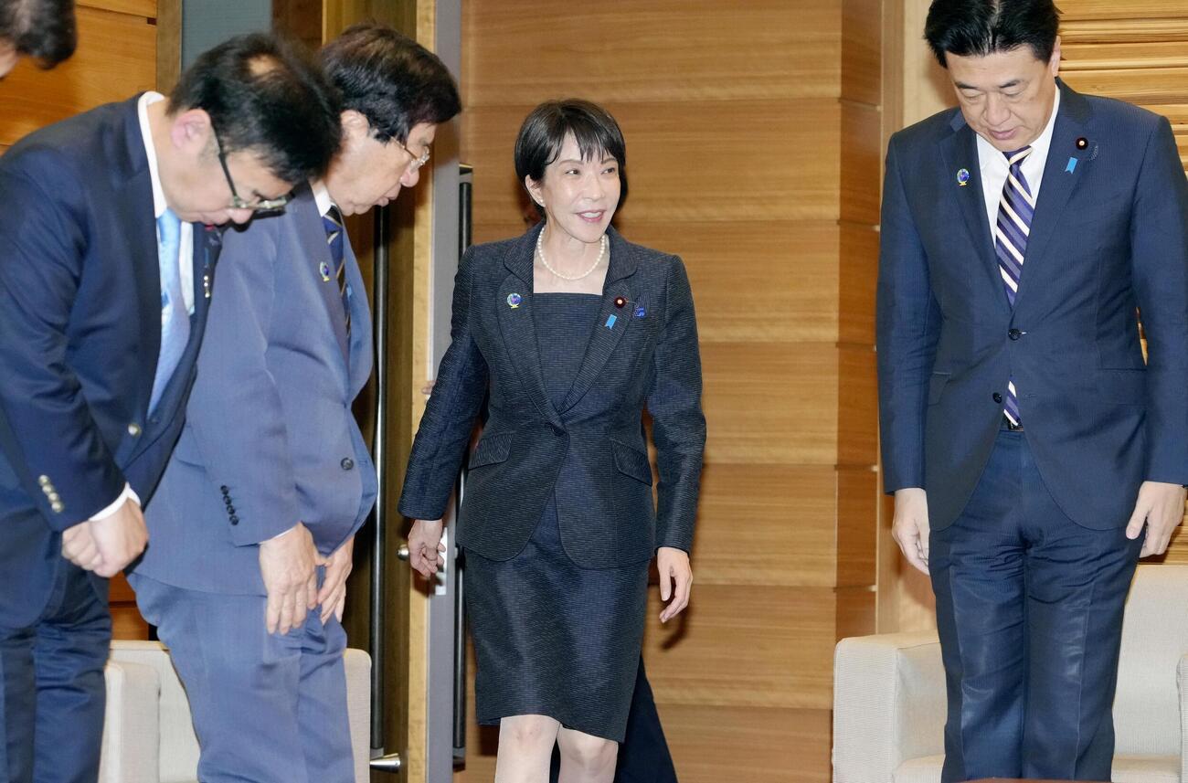 閣議に臨む高市首相（右から2人目）ら＝22日午前、首相官邸（共同）