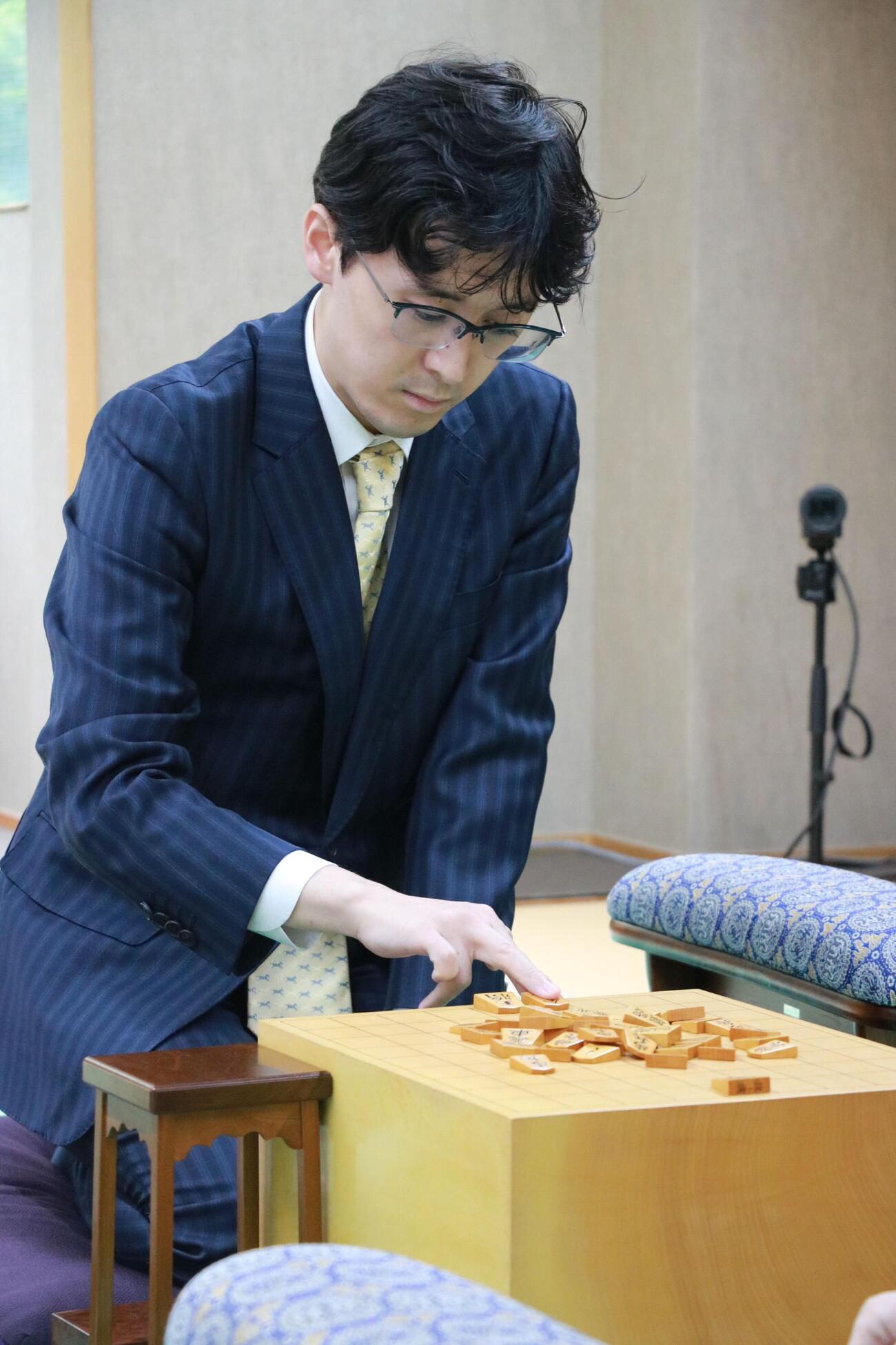 第11期叡王戦5番勝負第4局が行われる大阪府泉佐野市「犬鳴山温泉　み奈美亭」で前日検分を行った伊藤匠叡王（日本将棋連盟提供）