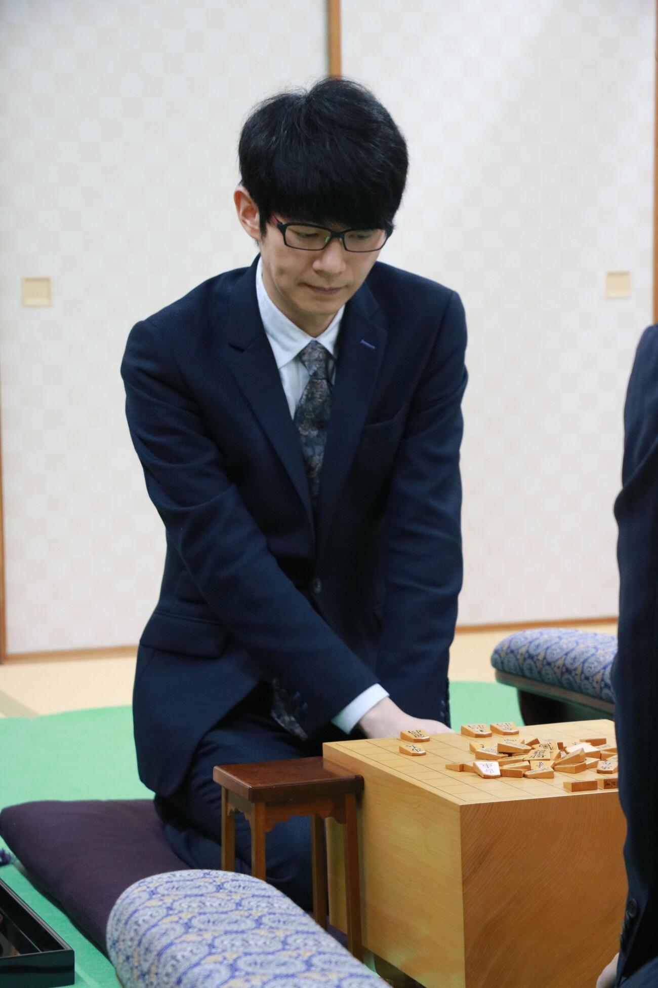 第11期叡王戦5番勝負第4局が行われる大阪府泉佐野市「犬鳴山温泉　み奈美亭」で前日検分を行った斎藤慎太郎八段（日本将棋連盟提供）