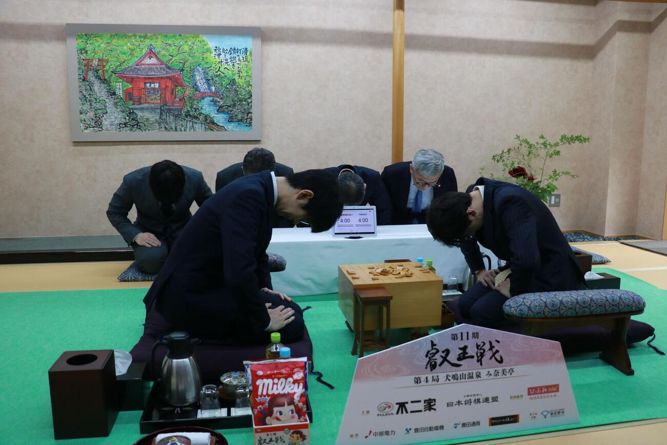 第11期叡王戦5番勝負第4局が行われる大阪府泉佐野市「犬鳴山温泉　み奈美亭」で前日検分を行った伊藤匠叡王（右）斎藤慎太郎八段（日本将棋連盟提供）