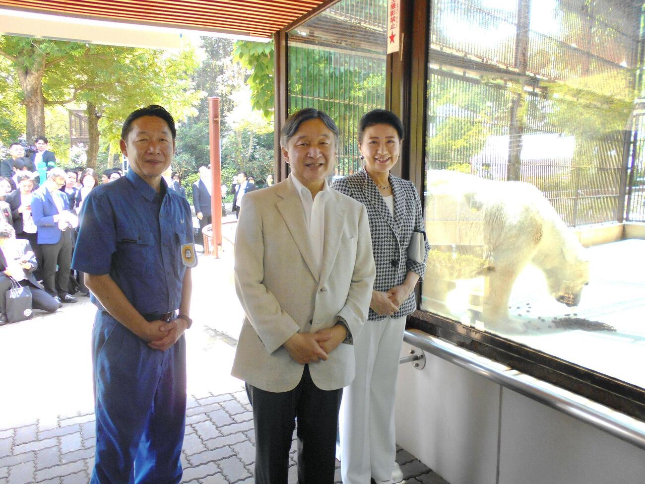 ホッキョクグマの「ピース」と記念撮影される天皇、皇后両陛下。左は飼育員の高市敦広さん（宮内庁提供）
