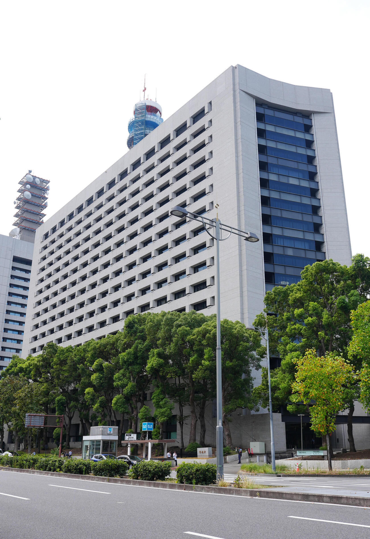 東京・千代田区霞が関にある警視庁本部庁舎（2025年9月）
