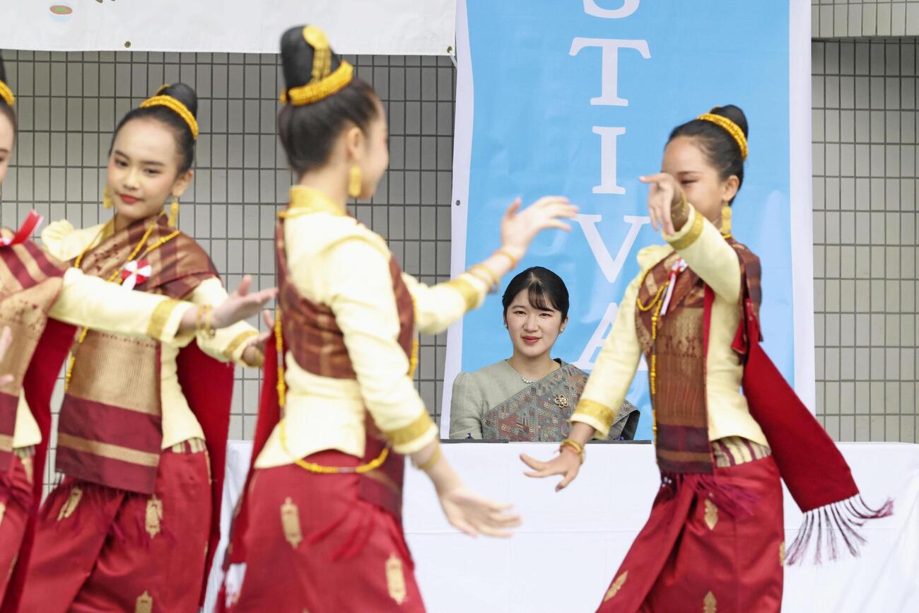 ラオスフェスティバル2026の開会式で民族舞踊を鑑賞される愛子さま（代表撮影）