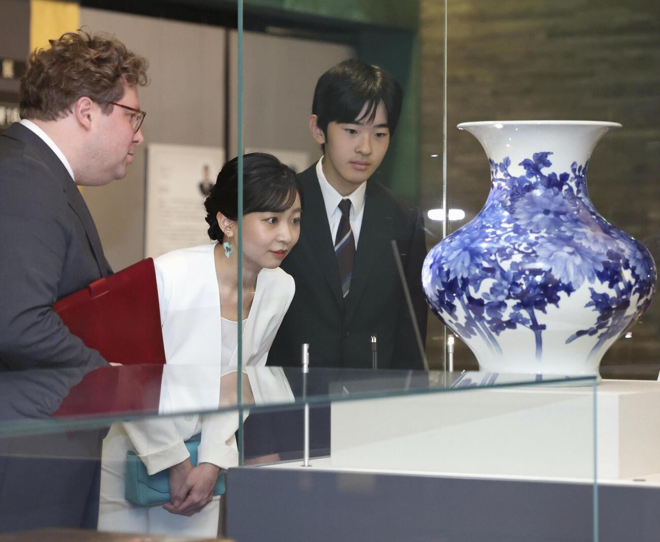 「日本・ベルギー修好160周年記念－美と知の交流の軌跡」で花瓶を鑑賞される佳子さまと悠仁さま（代表撮影）