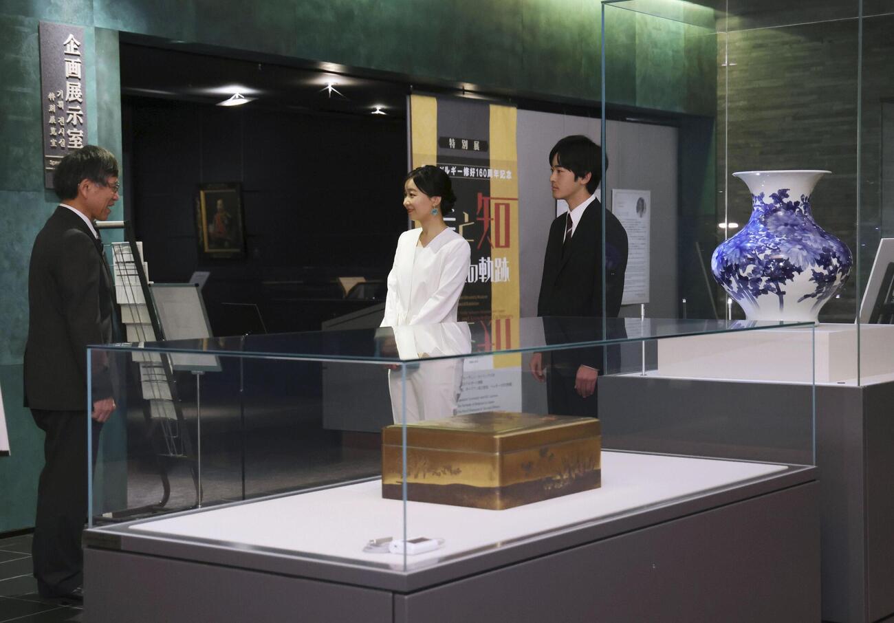 「日本・ベルギー修好160周年記念－美と知の交流の軌跡」で説明を受けられる佳子さまと悠仁さま（代表撮影）