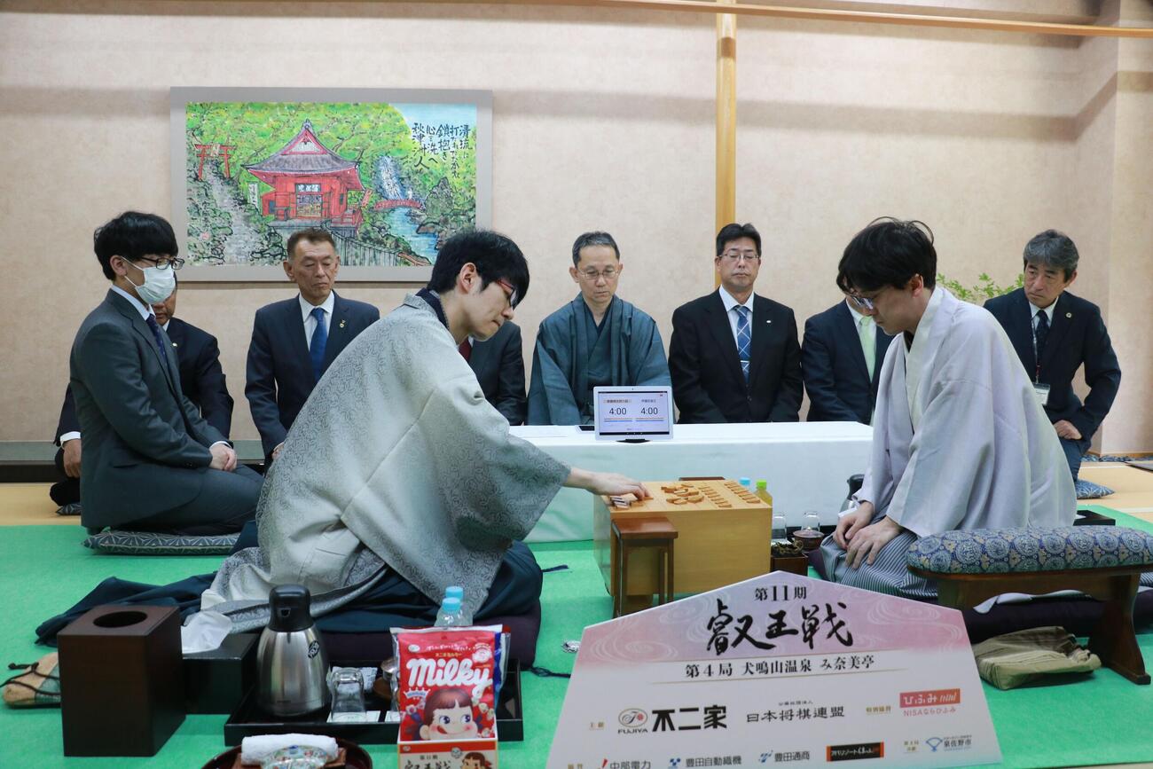 叡王戦5番勝負第4局に臨んだ伊藤匠叡王（右）斎藤慎太郎八段（日本将棋連盟提供）
