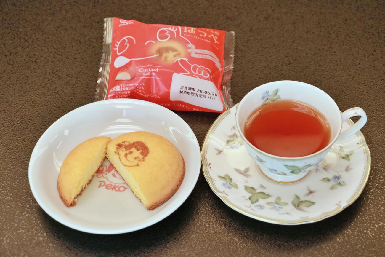 斎藤慎太郎八段の午前おやつ「ペコちゃんのほっぺ（カスタード）」「紅茶（ホット）」（日本将棋連盟提供）