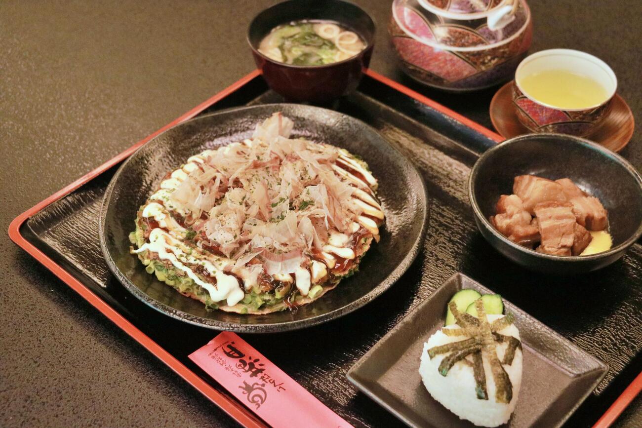 伊藤匠叡王の昼食「泉州産ねぎすじコン焼きと豚角煮膳」（日本将棋連盟提供）