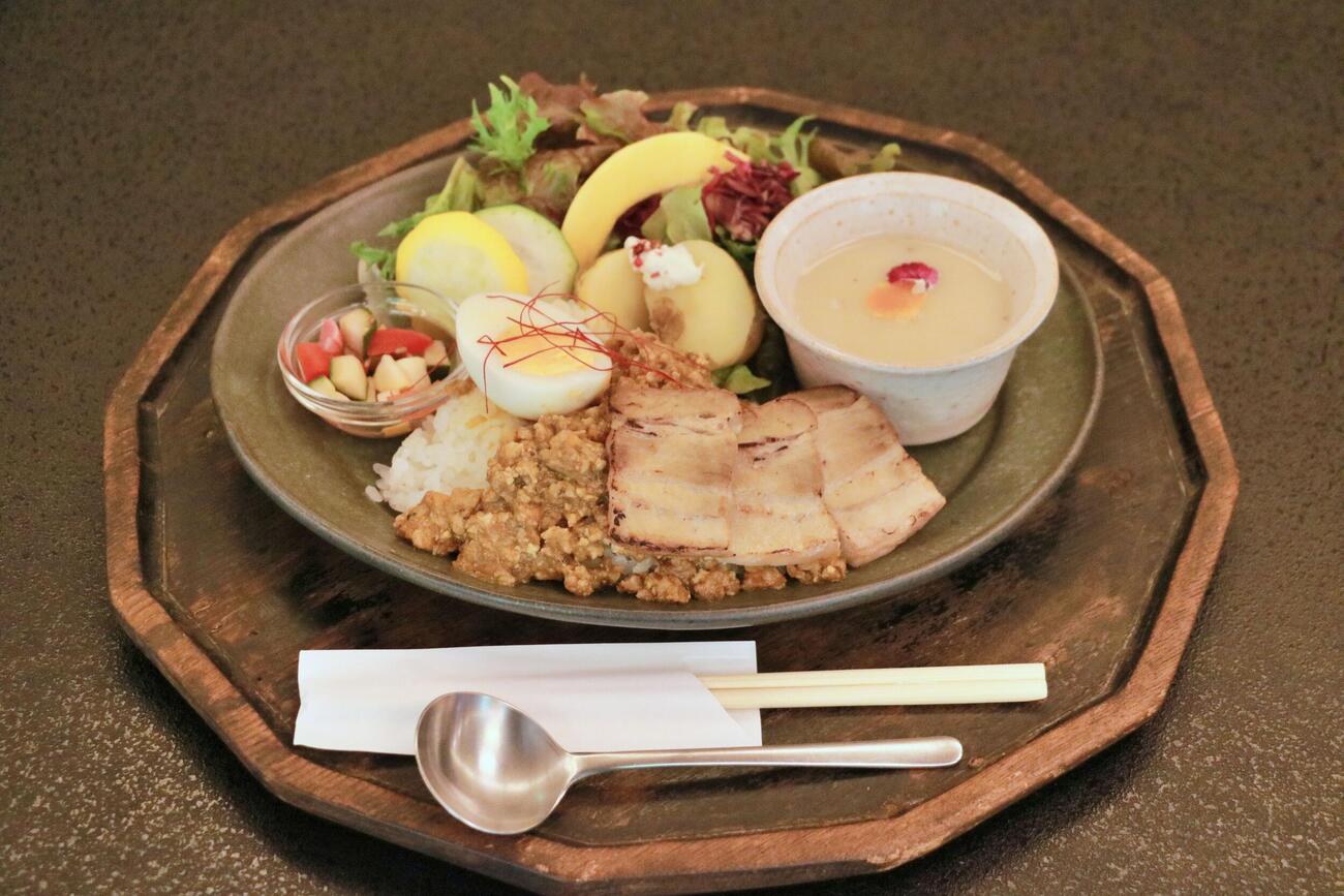 斎藤慎太郎八段の昼食「犬鳴ポークの炙りカレー」（日本将棋連盟提供）
