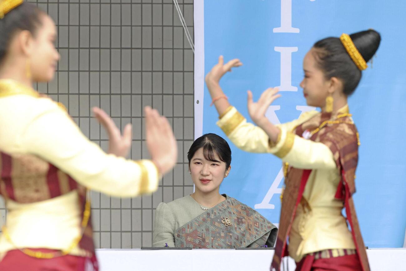 ラオスフェスティバル2026の開会式で民族舞踊を鑑賞される愛子さま（代表撮影＝共同）