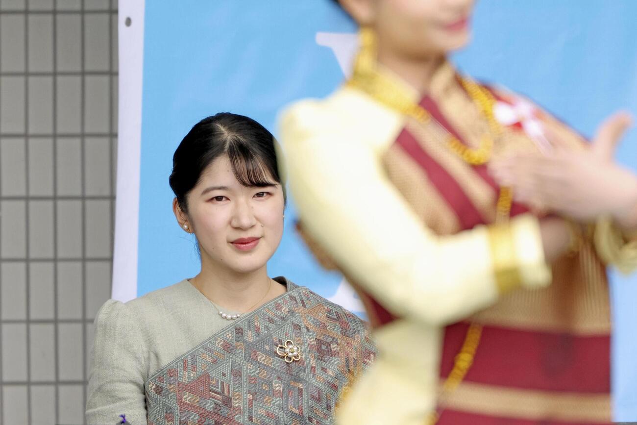 ラオス伝統の衣装姿で民族舞踊を鑑賞される愛子さま（代表撮影＝共同）