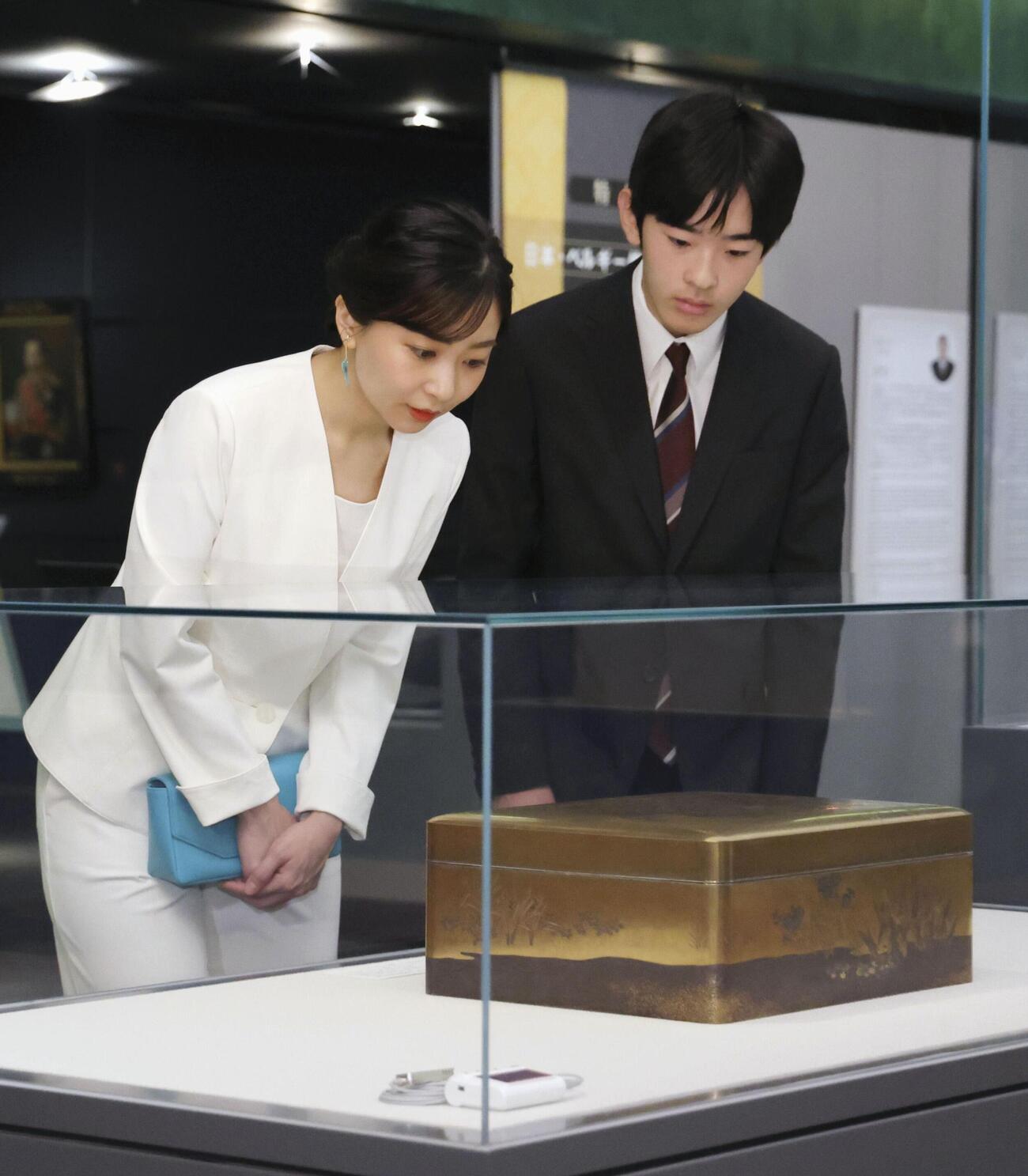 「日本・ベルギー修好160周年記念－美と知の交流の軌跡」で蒔絵文箱を鑑賞される佳子さまと悠仁さま（代表撮影＝共同）
