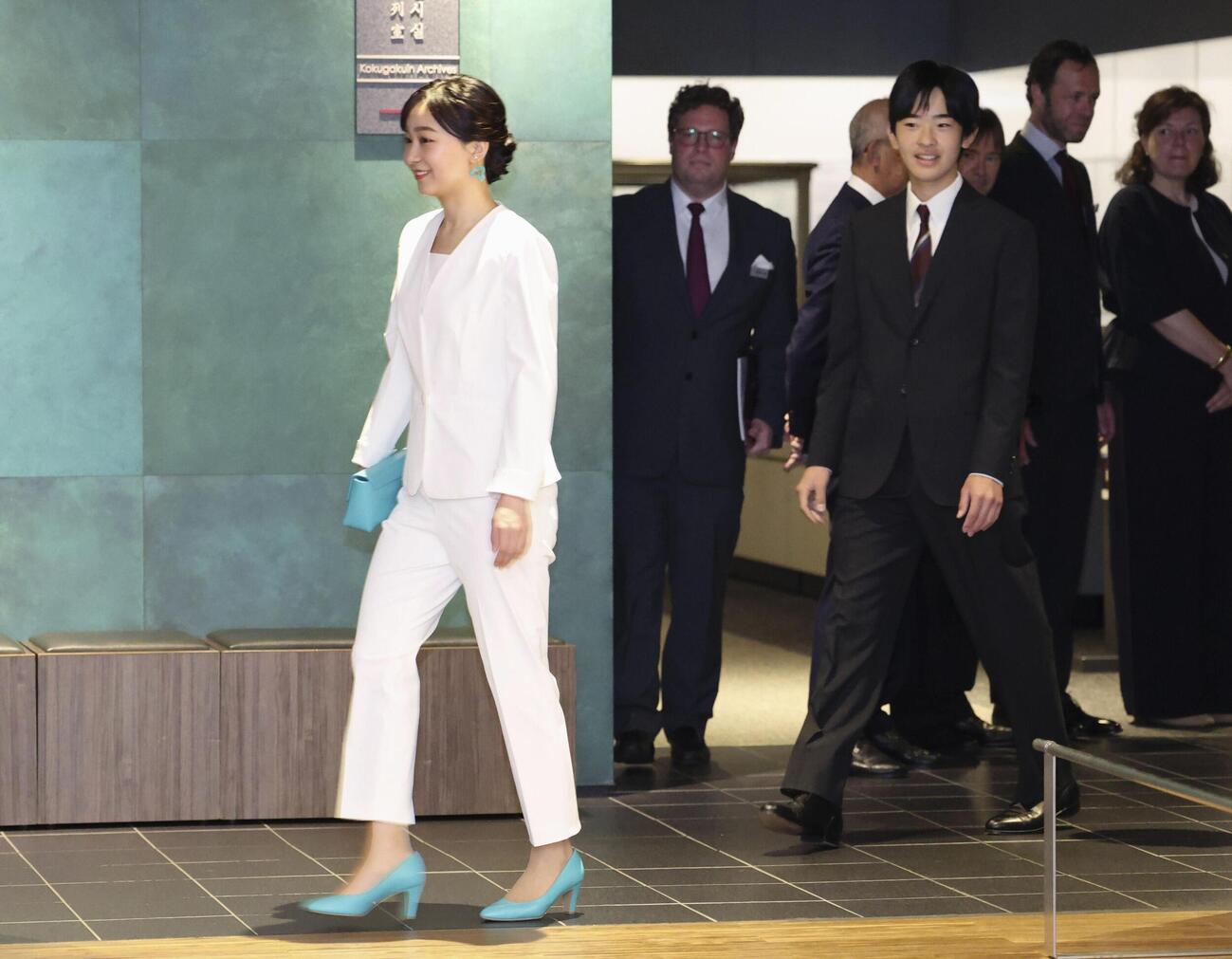 「日本・ベルギー修好160周年記念－美と知の交流の軌跡」の会場に到着された佳子さまと悠仁さま（代表撮影＝共同）