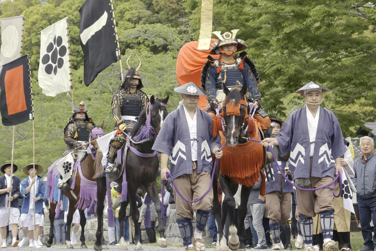 「相馬野馬追」が開幕し、相馬中村神社から出陣する騎馬武者ら（共同）