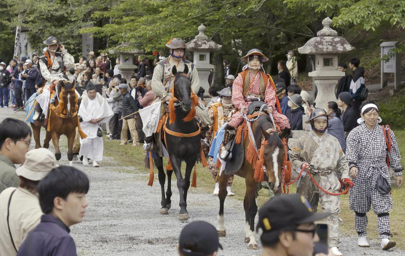 「相馬野馬追」が開幕し、相馬中村神社から出陣する騎馬武者ら（共同）