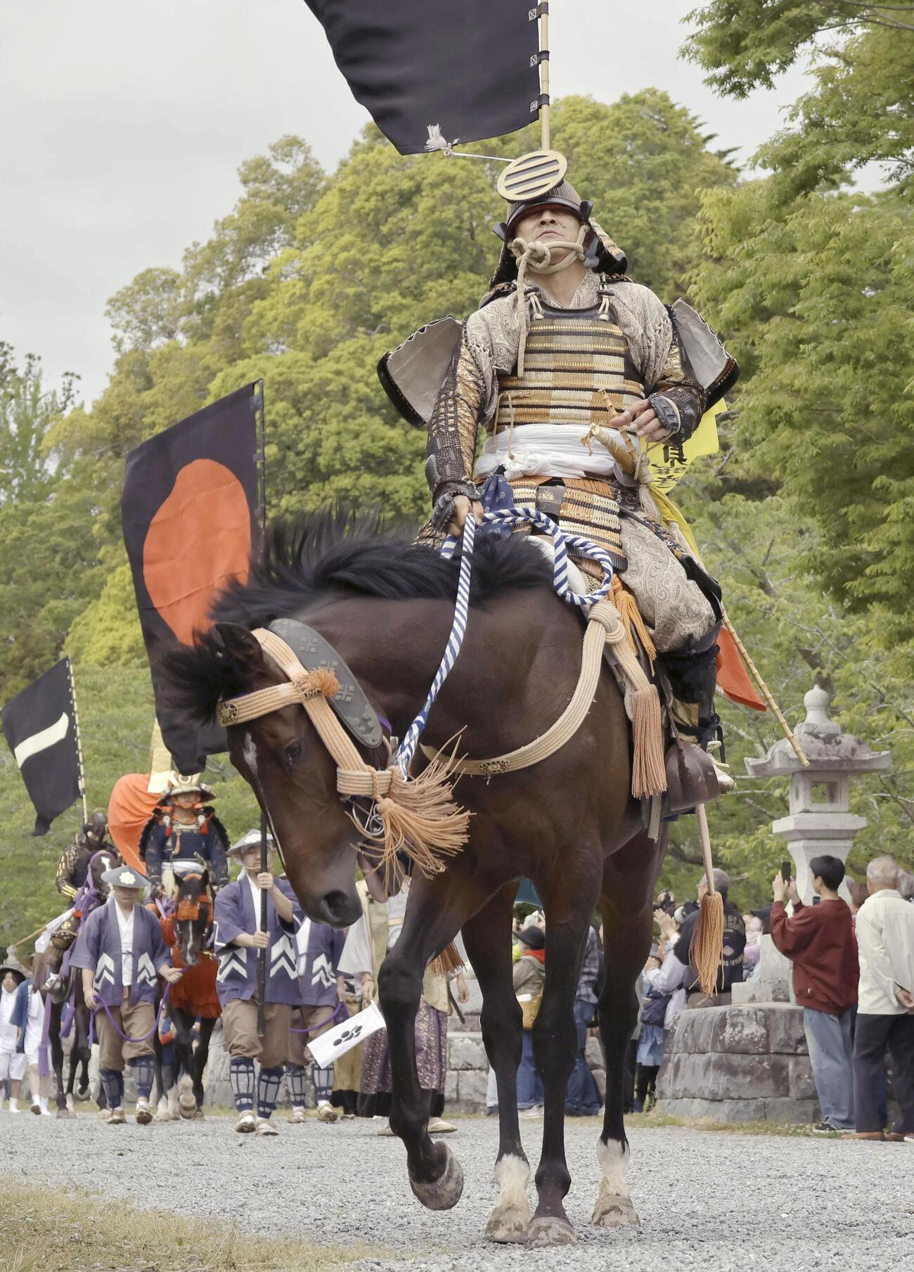 「相馬野馬追」が開幕し、相馬中村神社から出陣する騎馬武者（共同）
