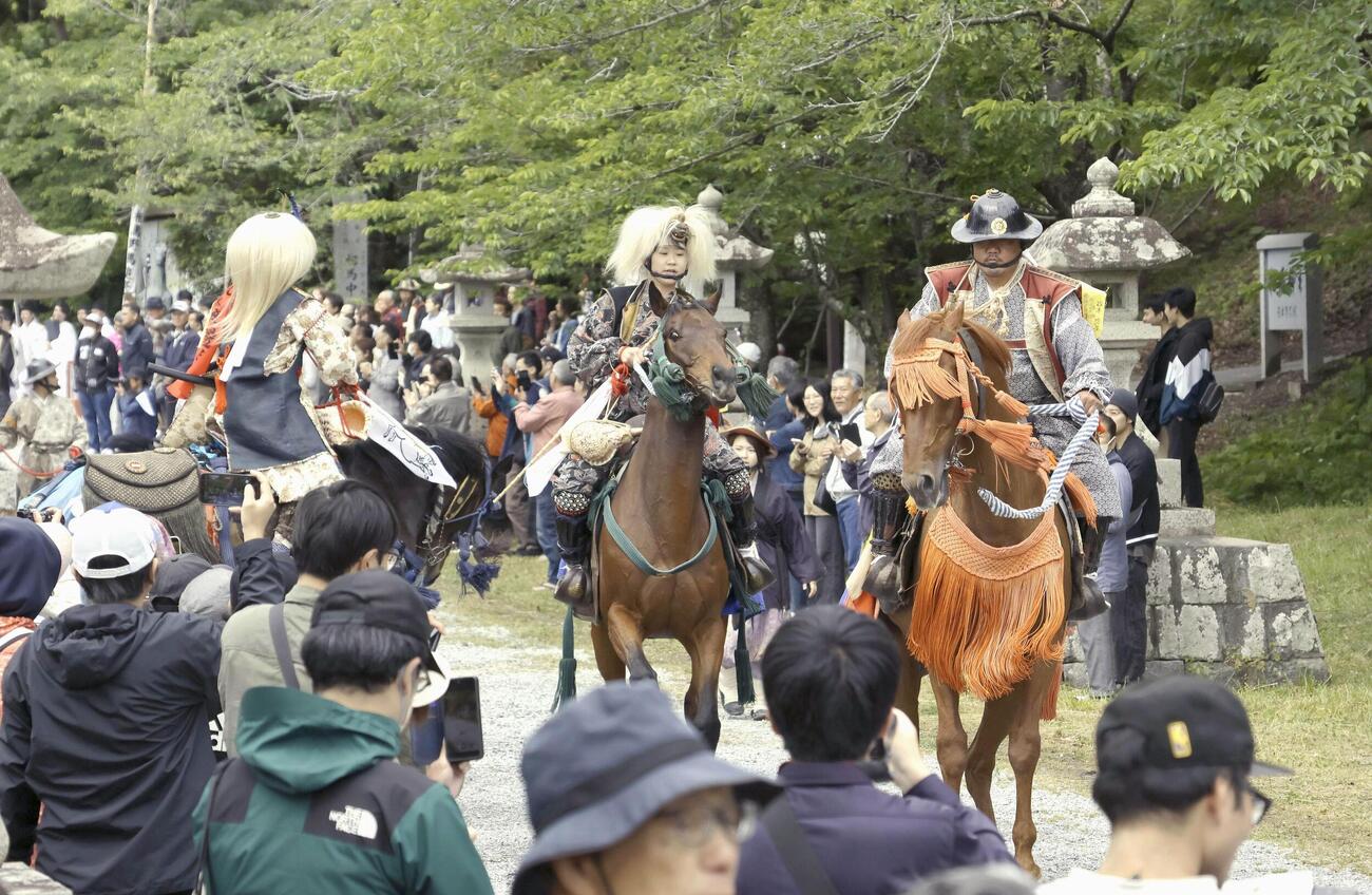 「相馬野馬追」が開幕し、相馬中村神社から出陣する騎馬武者ら（共同）