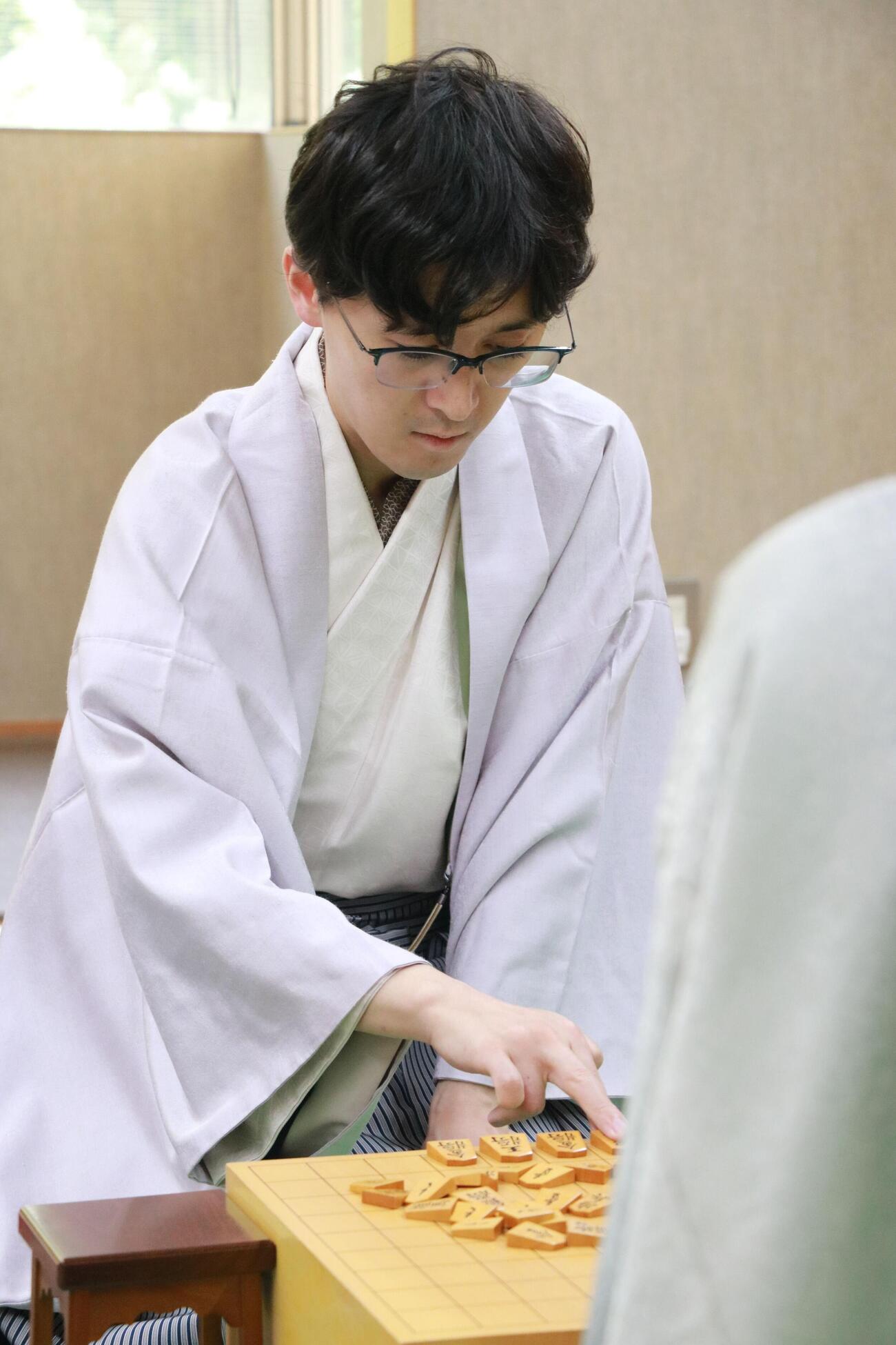 叡王戦5番勝負第4局に臨んだ伊藤匠叡王（日本将棋連盟提供）