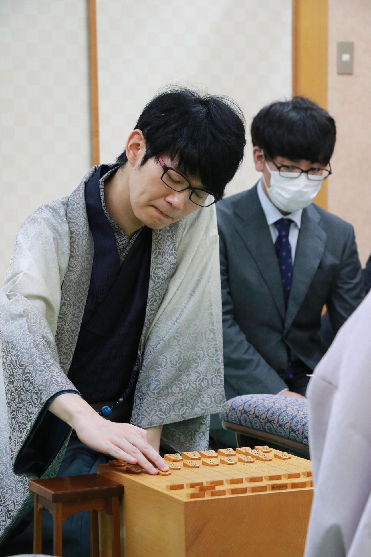 叡王戦5番勝負第4局に臨んだ斎藤慎太郎八段（日本将棋連盟提供）